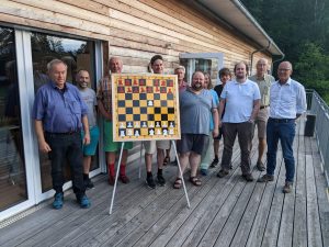 Windacher Schach-Mannschaft mit Bernd Drescher (rechts)